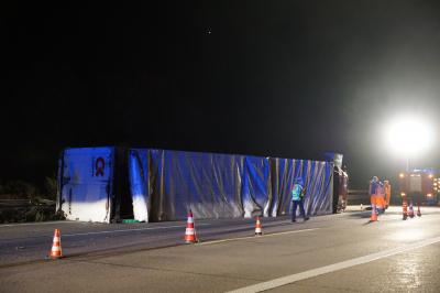 Sattelzug stuerzt auf der A8 kurz vor Wendlingen um, eine Person leicht verletzt
